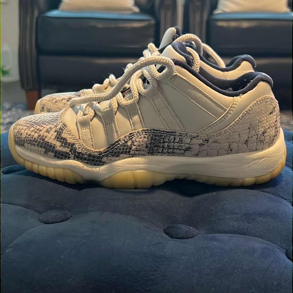 Jordan 11: Snakeskin - Bone